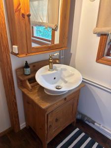 a bathroom with a sink and a mirror at Hus Blommekulla in Högsby