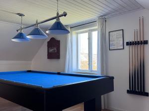 a blue pool table in a room with lights at Hus Hagagatan in Ruda