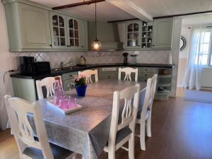 a kitchen with a table with chairs and a counter top at Hus Hagagatan in Ruda