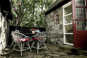- une terrasse avec 2 chaises et une table dans l'établissement Vaktahouse, à Reykjavik