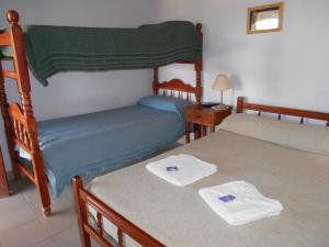 a bedroom with two beds with towels on them at Hospedaje Las Tinajas in Molinos