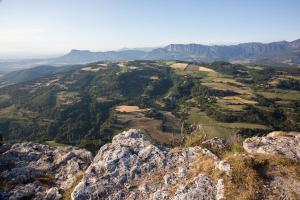 a view of a valley from the top of a mountain at Gite Le Banchet in Truinas