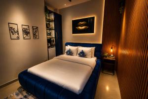 a bedroom with a bed with a blue couch at Royal Water Villa in Kiryat Ekron +37 photos