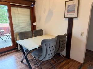 a meeting room with a table and chairs at Cozy Attic in Berkach