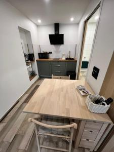 a dining room with a table and a counter at Studio au Fil de l'eau in Langatte