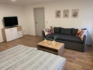 a living room with a couch and a coffee table at Ferienwohnung Ulsteraue in Geisa