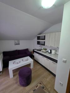 ein Wohnzimmer mit Sofa und Tisch in der Unterkunft Lily 2 in Ljubuški