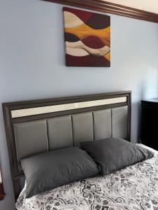 a bed with a padded headboard in a bedroom at Studio with jacuzzi near Atlantic ocean in Myrtle Beach