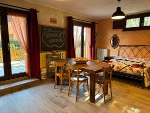 a dining room with a table and chairs and a bed at B&B Borgo dei Cedri in Pontecchio