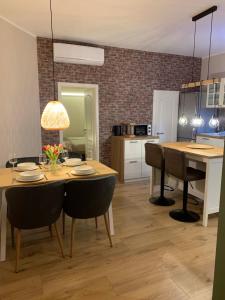 a kitchen and dining room with a table and chairs at Kurzeit 38 in Bad Nenndorf