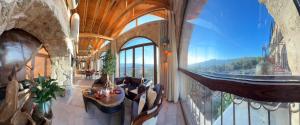 ein Wohnzimmer mit Sofa und Balkon in der Unterkunft Tal Rumman Boutique Hotel in Gerasa