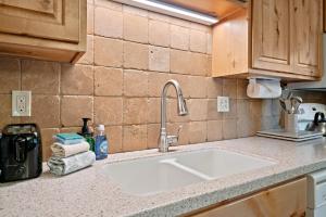 a kitchen counter with a sink in a kitchen at Trapper 8: Cozy 4-Bedroom Condo, 1 Minute to Yellowstone, perfect for 8 guests. in Levokumskoye +31 photos