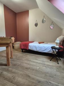 a bedroom with a bed and a pool table at Floralie parking privé navette vers Aéroport ou Gare Beauvais in Saint-Paul