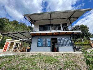 a house with a balcony on top of it at Casa campestre Shalom in Vergara