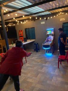 two people playing a video game on a nintendo wii at Casa campestre Shalom in Vergara
