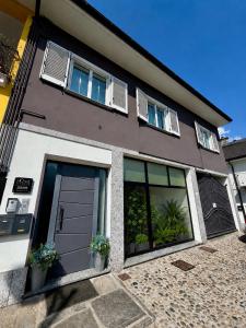 a brown house with two windows and a door at Casa CLEO in Domodossola