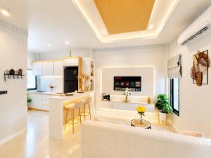 a living room with a couch and a kitchen at บ้านแสนสุข Hun Hin in Hua Hin