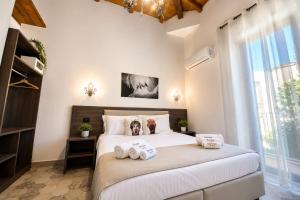 ein Schlafzimmer mit einem großen Bett, auf dem zwei Hunde liegen in der Unterkunft Alterego B&B in Milazzo + 31 Fotos