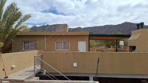 a house with a mountain in the background at El Belichito in Belén