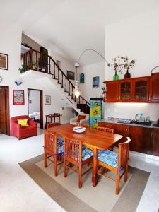 a kitchen and dining room with a wooden table and chairs at Campo de Oleandros in Lourinhã