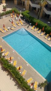 an overhead view of a swimming pool with lounge chairs at CASA Di MIRKO in Gallipoli