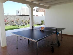 Stolní tenis v ubytování Villa Sunset Faro Deluxe & Spa Pool nebo okolí