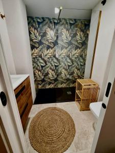 a bathroom with a shower with a mural of leaves at Casa Natali 1 in Fuengirola