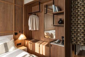 ein Schlafzimmer mit Holzwänden, einem Bett und einer Lampe in der Unterkunft Darya-J in Athen