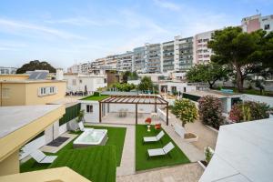 an apartment with a garden in the middle of a building at The Royal Guesthouse in Faro