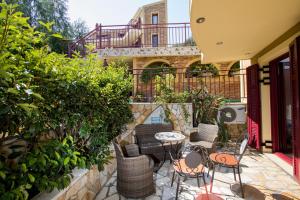 En balkong eller terrasse på GreKa Ionian Suites