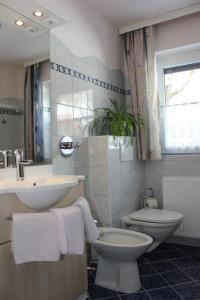 Łazienka z białą toaletą i umywalką w obiekcie Ferienwohnung Lasshofer w mieście Sankt Michael im Lungau
