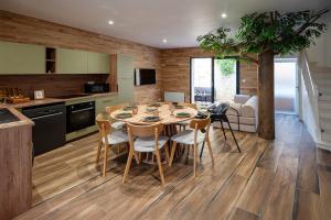 a kitchen and dining room with a table and chairs at La Maison Cabane in Cholet