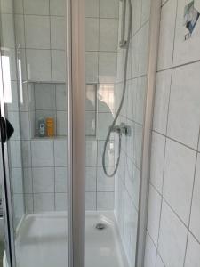 a bathroom with a shower with a tub and a shower at Gemütliche Ferienwohnung in Philippsburg +1 photo