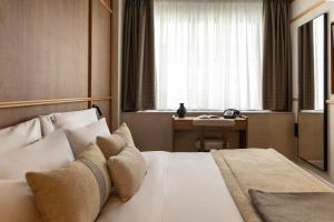 ein Hotelzimmer mit Bett und Schreibtisch in der Unterkunft Darya-J in Athen
