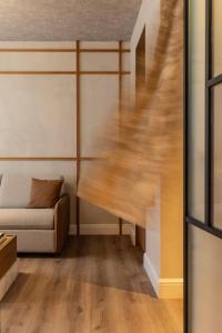 eine Treppe in einem Wohnzimmer mit einer Couch in der Unterkunft Darya-J in Athen