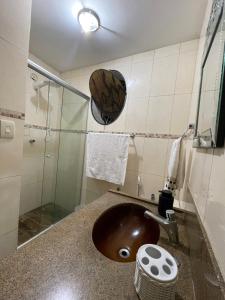 a bathroom with a sink and a shower at Quarto da Fran - perto da UFF in Niterói +4 photos