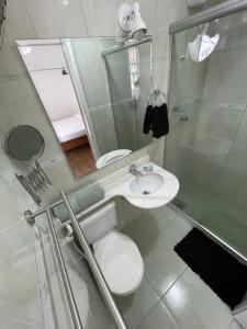 a bathroom with a toilet and a sink and a shower at Suíte da Fran - Perto da UFF in Niterói +5 photos