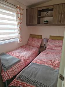 two beds sitting next to each other in a bedroom at Ascot at Lochlands in Forfar