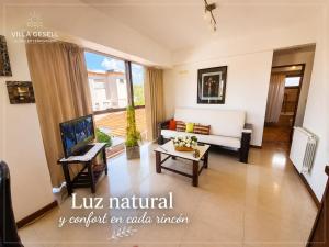 a living room with a couch and a table at Reflejo de Mar in Villa Gesell