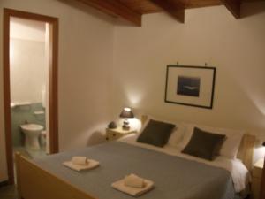 een slaapkamer met een bed met twee handdoeken erop bij Villa Davima in Marzamemi +33 foto's