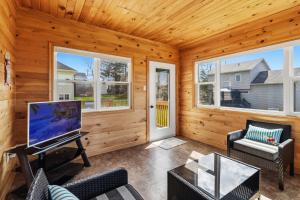 a cabin with a living room with a tv at Spacious 4BR Family Retreat w- Game Room 10p in Dieppe