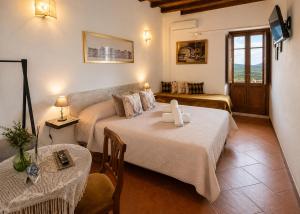 a living room with a bed and a couch at LA MORA Exclusive in Moricone