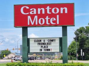 a sign for a canion motel on the side of a road at Canton Motel in Canton +10 photos