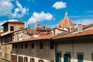 uma vista para os telhados de edifícios com uma cúpula em Opera Florence Apartments em Florença