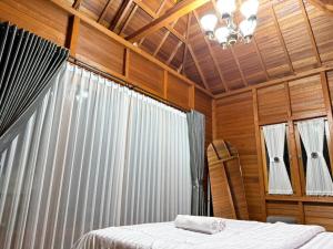 a bedroom with two beds and a chandelier at Pondok Nisya in Sawan +10 photos