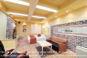 a hospital room with a bed and a couch at パティオ山梨 - 大人専用 - in Fuefuki
