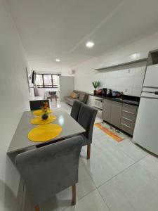 a kitchen with a table and chairs in a room at Loft moderno e completo a 200m do Consulado Americano in Porto Alegre +5 photos