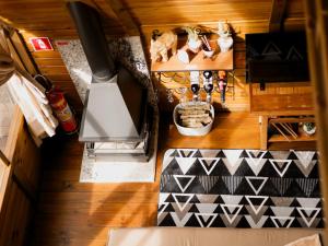 an overhead view of a living room with wood flooring at Refúgio Suiço em Vargem Alta in Vargem Alta +31 photos