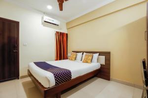 a bedroom with a bed and a window at SPOT ON Central Inn in Chennai +29 photos