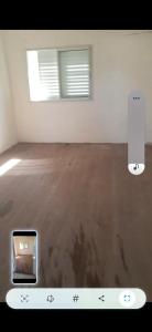 an empty room with a cell phone on the floor at Casa céntrica de 2 dormitorios in Cañada de Gómez
